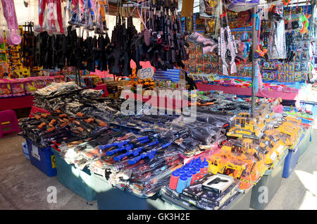 Kunststoff-Pistole und anderen Spielzeug-Verkauf für Kind im lokalen Markt in Sakon Nakhon, Thailand Stockfoto