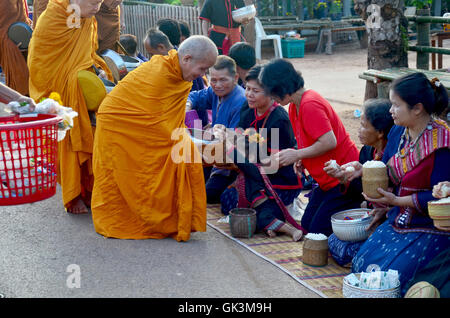 Traditionelle des Almosengebens mit Klebreis Mönche Prozession zu Fuß unterwegs, denn Menschen Lebensmittel-Angebote am 17 Januar 201 Stockfoto