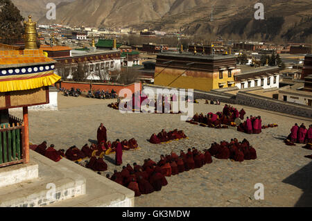 Xiahe, Provinz Gansu, China---Mönche der Gelugpa oder gelben Mütze, Sekte, Labrang Kloster während der tibetischen Neujahr celebratio Stockfoto