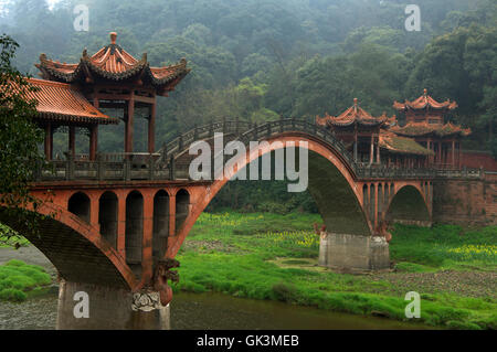 Leshan, Sichuan Provinz, China---Brücke zum Dafo, der Giant Buddha in einer Klippe, Leshan, China---Bild von © J gehauen Stockfoto