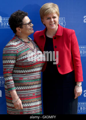 Erste Ministerin Nicola Sturgeon mit Schottlands Makar, Jackie Kay, (links), bevor sie an einer Veranstaltung beim Edinburgh International Book Festival teilnahmen, wo sie die Gedichte diskutierten, die Kay in ihrer Rolle als Makar und Sturgeons¢'s Reading Challenge produziert. Stockfoto