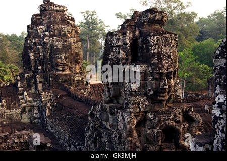 17. Januar 2012, Angkor, Kambodscha---charakterisieren mehrere gigantische geschnitzten Steinköpfe von König Jayavarman VII. den mystischen Stockfoto