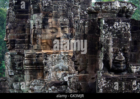 17. Januar 2012, Angkor, Kambodscha---charakterisieren mehrere gigantische geschnitzten Steinköpfe von König Jayavarman VII. den mystischen Stockfoto