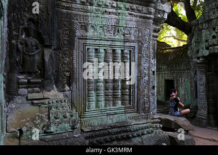 20. Januar 2012, Siem Reap, Kambodscha---Meditating, Ta Prohm, Angkor Tempel, Siem Reap, Kambodscha---Bild von © Jeremy Horner/Adlerfisch Stockfoto