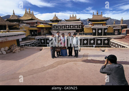 ca. 1990-2000, Lhasa, Tibet, China---chinesischen Touristen posieren für Fotografen---Bild von Jeremy Horner © Stockfoto