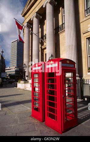 ca. 1980-1995, London, England, UK, UK---zwei rote Telefonzellen vor dem Eingang zu dem kanadischen Hochkommissariat in Gros Stockfoto