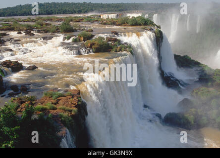 ca. 1985-1995, IguaÁu Nationalpark, Argentinien, Brasilien---die Iguazu Wasserfälle, betrachtet aus Brasilien und Argentinien blickt. -- Stockfoto