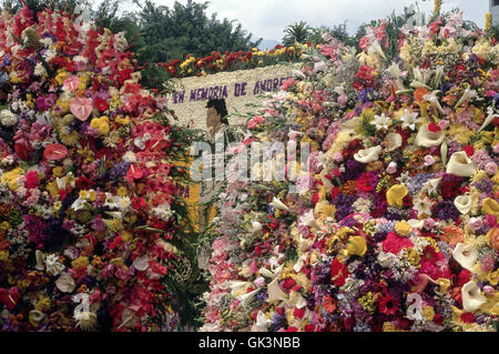 1994, Medellin, Kolumbien---Blumen auf riesige schwere Rahmen für das Festival der Blumen arrangiert. ---Bild von © Jeremy Horner/ADR Stockfoto