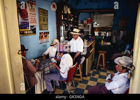 ca. 2000, Kolumbien---Männer Spielkarten in einem Cafe in Kolumbien---Bild von Jeremy Horner © Stockfoto