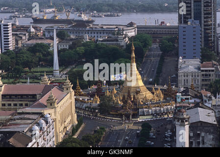 ca. 2000---Sule-Pagode ist umgeben von Gebäude der Stadt und ein Park in der alten kolonialen Zentrum von Yangon (Rangoon), Myanmar. IND Stockfoto