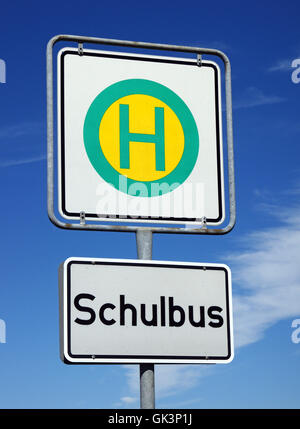 Bushaltestelle - Schulbus Stockfoto