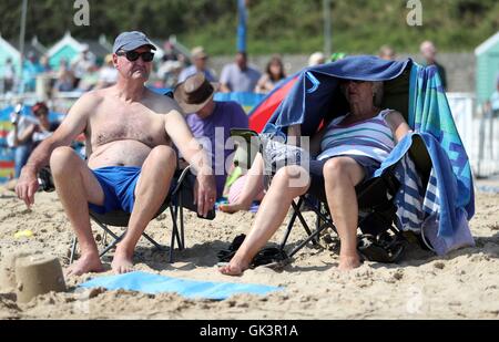 Mitglieder der Öffentlichkeit versammeln sich am Strand von Bournemouth, den ersten Tag des diesjährigen Bournemouth Air Festival zu genießen. Stockfoto