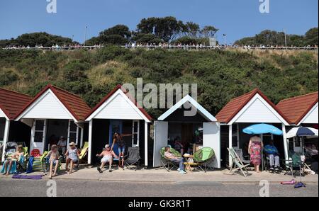 Mitglieder der Öffentlichkeit versammeln sich am Strand von Bournemouth, den ersten Tag des diesjährigen Bournemouth Air Festival zu genießen. Stockfoto