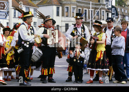 Morris Tanz Musiker an der Buchse im grünen Festival, Altstadt Hastings. England. Großbritannien Stockfoto
