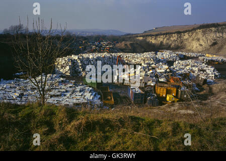 Alte Kühlschränke und Kühlschränke warten auf das Recycling im temporären Lagerort von Greystone Quarry, Southerham Pit bei Lewes, East Sussex, England. 2003 Stockfoto