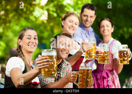 im Biergarten - Freunde am biertisch Stockfoto