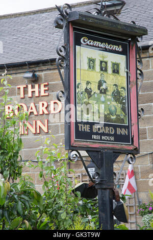 Das Board Inn Pub Schild, Lealholm, North York Moors, Yorkshire, England, Vereinigtes Königreich Stockfoto