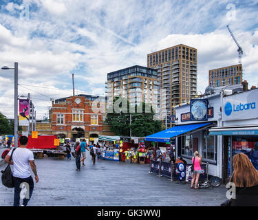 Royal Arsenal Torhaus, historischen Backsteingebäude und Markt Stände in Beresford Square, Woolwich in London Stockfoto