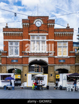 Royal Arsenal Torhaus, historischen Backsteingebäude in Beresford Square, Woolwich in London Stockfoto