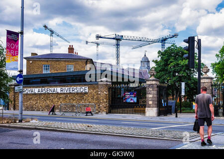 Woolwich, London. Eingang zum Royal Arsenal Riverside Entwicklung von Berkeley-Häuser Stockfoto