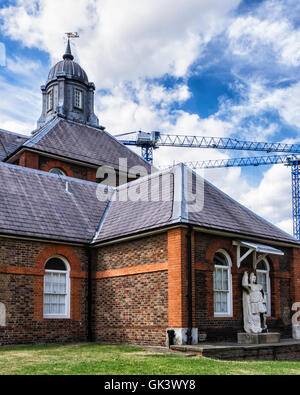 Woolwich, London. Die Royal Arsenal Riverside-Entwicklung mit Arsenal Altbauten - Royal Messinggießerei Stockfoto