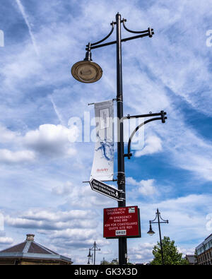 Woolwich, London. Berkeley Häuser Entwicklers Banner auf Laternenpfahl Royal Arsenal Riverside Entwicklung Stockfoto