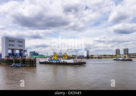 Die Woolwich-Fähre. Kostenlose Fahrzeug Fährverbindung über die Themse North Woolwich, London South Woolwich herstellen Stockfoto