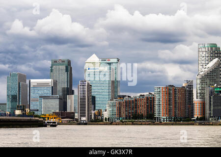 Canary Wharf, Isle of Dogs, London. Gewitterwolken über die Banken und Bankenviertel der Hauptstadt nach Austritt Stockfoto