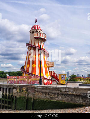 Greenwich, London. Helter Skelter Kirmes Fahrt auf der Themse am Flussufer Stockfoto