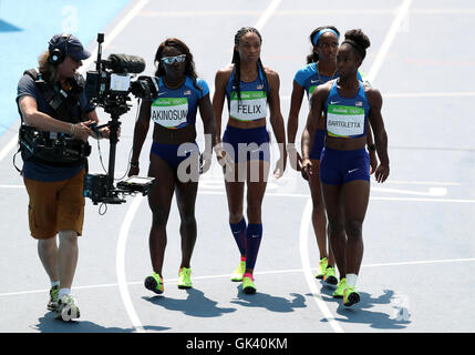 USA (rechts-links) Tianna Bartoletta, englische Gardner, Allyson Felix und Morolake Akinosun nicht für die Frauen 4x100m Staffel Finale im Olympiastadion am dreizehnten Tag der Olympischen Spiele in Rio, Brasilien zu qualifizieren. Stockfoto