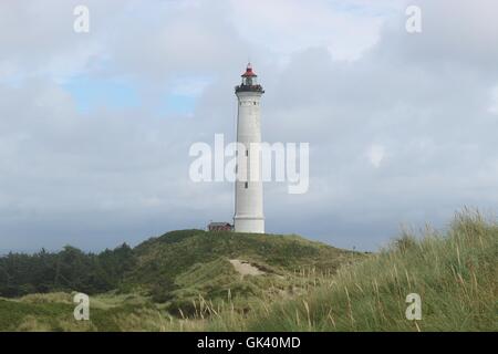 Der Leuchtturm Lyngvig Fyr an der Westküste Dänemarks, Nordjütland, nahe der Stadt Hvide Sande. Skandinavien, Europa. Stockfoto