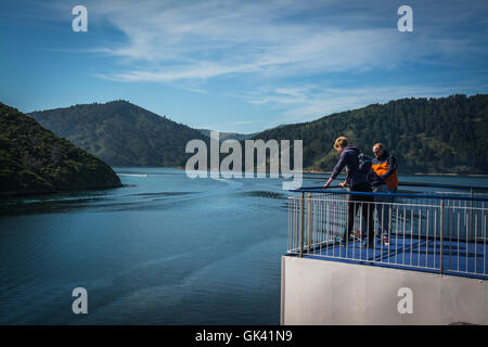 Cookstraße, New Zealand - 5. März 2016: Passagiere auf Fähren Reisen von Wellington nach Picton über Marlborough Sounds, NZ Stockfoto