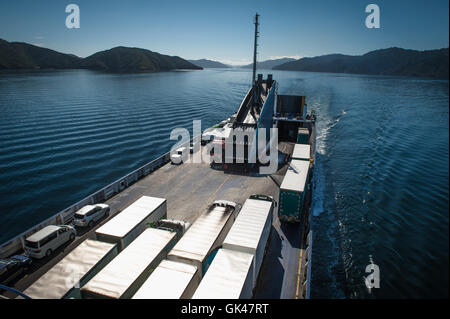 Fähre beladen mit LKW und PKW Reisen von Wellington nach Picton über Marlborough Sounds, Neuseeland Stockfoto