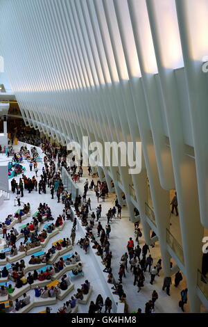 Die Menge im Oculus am großen Eröffnungstag der Westfield Mall im World Trade Center in New York City, New York, USA Stockfoto