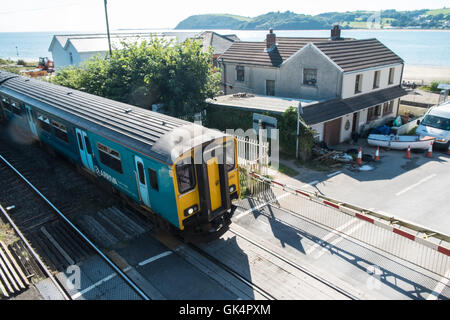 Zwei Schlitten Arriva Bahn Ferryside, Carmarthenshire, Wales, Großbritannien, Europa. Vorbei Ferryside Strand mit atemberaubenden Küste, Blick auf die Küste. Stockfoto