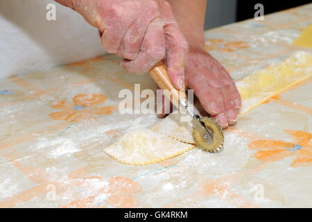 Zubereitung von Ravioli Pasta mit Ricotta-Käse, Genoni, Sardinien, Italien Stockfoto