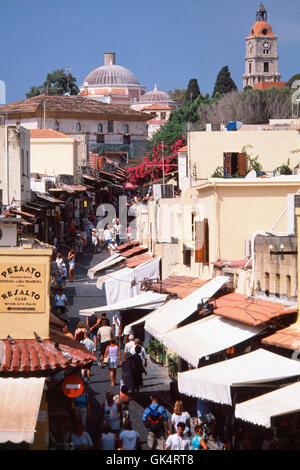 2004, Rhodes Town, Rhodos, Griechenland---Socratous Straße führt durch die Altstadt von Rhodos bis die Süleymaniye-Moschee. | Lo Stockfoto