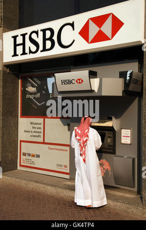 Dubai, Vereinigte Arabische Emirate---Mann mit ATM---Bild von Jeremy Horner © 2006 Stockfoto