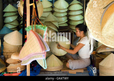 26. März 2007, Hue, Vietnam---Anbieter prüfen ihre Hüte an Dong Ba Markt---Bild von Jeremy Horner © Stockfoto
