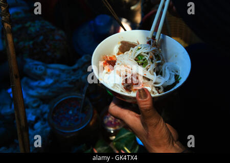 26. März 2007, Hue, Vietnam---Mahlzeit aus Nudeln und Fleisch vom Grill---Bild von Jeremy Horner © Stockfoto