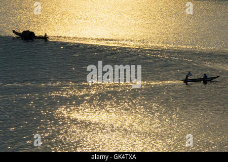 26. März 2007, Hue, Vietnam---Parfümfluss Verkehr bei Sonnenuntergang---Bild von Jeremy Horner © Stockfoto