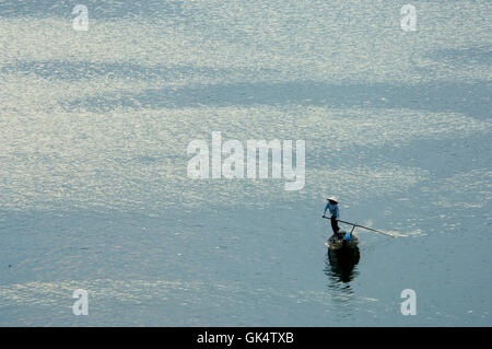 26. März 2007, Hue, Vietnam---Frau Navigation Punt über Wasser---Bild von Jeremy Horner © Stockfoto
