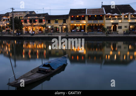 23 Mär 2007, Hoi an, Vietnam---Ufergegendhäuser in der Dämmerung---Bild von Jeremy Horner © Stockfoto