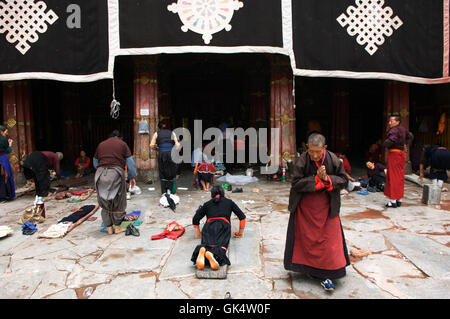 7. Jahrhundert, Lhasa, Tibet, China---Pilger beten in Front des Jokhang Tempels---Bild von Jeremy Horner © Stockfoto