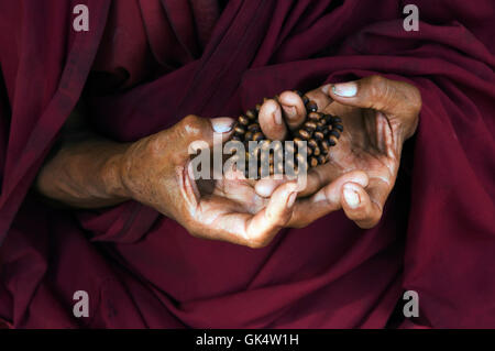 18. August 2007, Lhasa, Tibet, China---Mönch im Jokhang-Tempel halten Gebetskette---Bild von Jeremy Horner © Stockfoto