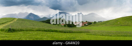 Das Dorf in den alpinen Täler und Berge im Nebel am Horizont im Süden von Bayern, Deutschland Stockfoto