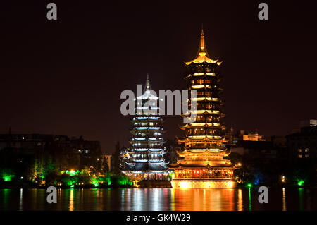 Guilin, Guangxi Zhuang Autonome Region, China---Pagode Mond und Sonne Pagoden auf Shan Hu, auch genannt Fir-See, in Guilin, Chi Stockfoto