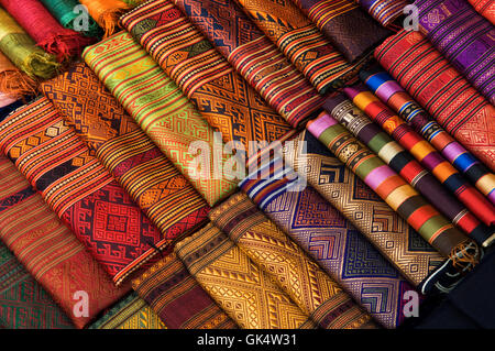 Louangphrabang, Laos---bunte laotische Seide Sarongs für Verkauf auf dem Nachtmarkt in Luang Prabang, Laos. ---Bild von © Jerem Stockfoto