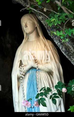 Lourdes, Frankreich, Frankreich---Statue der Muttergottes von Lourdes in der Grotte von Lourdes---Bild von © Jeremy Horner Stockfoto