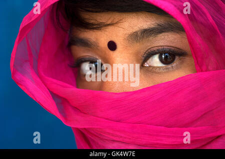 2009, Indien---eine indische Frau trägt einen Sari und ein Bindi. Bindis befinden sich zwischen den Augenbrauen das sechste Chakra Loc ist Stockfoto